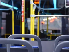Atak nożem w autobusie na Bielanach. Dwóch mężczyzn rannych, napastnik uciekł