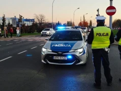 Liście jak lód i gęsta mgła. Policja apeluje o ostrożność