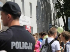 Kolejna szkoła zamyka drzwi przed rodzicami. W komentarzach wrze
