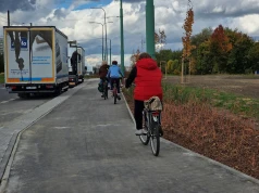 Tyszanie już korzystają z nowej trasy pieszo-rowerowej wzdłuż al. Jana Pawła II. Rozwiązanie dla niewidomych budzi wątpliwości