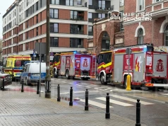 21-latka podejrzana o usiłowanie zabójstwa trzech osób. Atak przy szkole na Pradze-Południe. Sąd zdecydował o areszcie