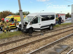 Bus pasażerski uderzył w słup tramwajowy. 4 osoby ranne, w tym jedna ciężko