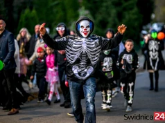 Strasznie fajna zabawa i nowy pomysł! Przebierają nie tylko siebie, ale i samochody. Zbliża się Halloween w Imbramowicach