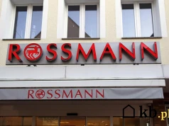 Flakon, którego nie da się pomylić z żadnym innym. Słynny zapach zyskał nową ofertę w Rossmannie