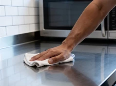 Zalewam skórki octem i wycieram blaty kuchenne. Są czyste jak łza