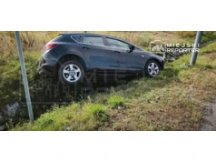 Kozerki: Porzucony Opel w rowie. "Brak właściciela". Pod autem butelki po wódce