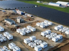 Duży magazyn energii pod Toruniem prawie gotowy. Na placu budowy stoją jego najważniejsze elementy