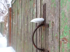 Metal i drewno mają tę samą temperaturę. Dlaczego metal jest zimniejszy?