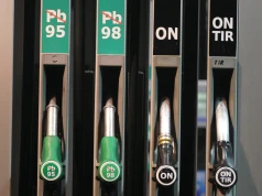 Benzyna poniżej 7 zł, ale diesel po 8,06 zł. Tyle zapłacimy za paliwo w poniedziałek