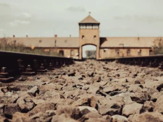 Polscy lekarze-więźniowie ratowali ludzi w Auschwitz. Historyk: po wojnie ich zasługi przypisali sobie inni