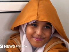 Dzieci w Jemenie narażają się na ostrzał snajperów, by dotrzeć do szkoły blisko linii frontu