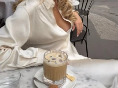 Elegancka, lekka i za niecałe 30 zł. Sinsay ma wizytową bluzkę do spodni, Mango też kusi podobnymi