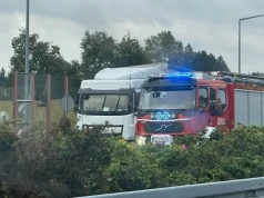 Stare Miasto. Ciężarówka uderzyła w bariery, jeden pas zablokowany