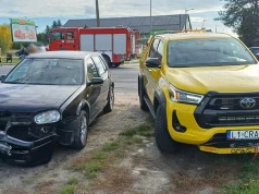 Zderzenie Skody i Volkswagena w Niedrzwicy Dużej. Na miejscu działały służby ratunkowe