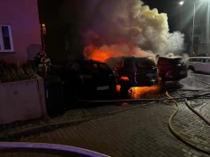Pożar samochodów w Sulęcinie. Dwa auta spłonęły, uszkodzone zostały kolejne