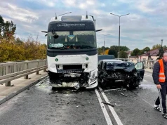 Czołówka na DW631 w Markach. Kierowcę Mercedesa uwalniali strażacy