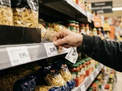 Mit o masowych zwolnieniach upada. Za podwyżkę płacy minimalnej zapłacimy w sklepach