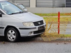 Pomyłka na skręcie z Księżnej Anny. Hyundai wylądował na barierkach