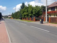 Dzieci przebiegają przez ruchliwą ulicę. Będzie nowe przejście dla pieszych na Morgach?