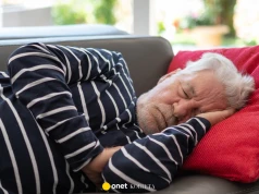 Seniorzy śpią krócej i budzą się wcześniej. Naukowcy wyjaśniają przyczyny zmian