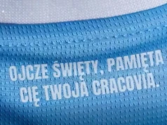 Cracovia upamiętni Jana Pawła II. Specjalne koszulki na mecz z Legią