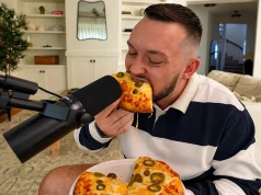 Puste kartony po pizzy Książula sprzedawane na Vinted