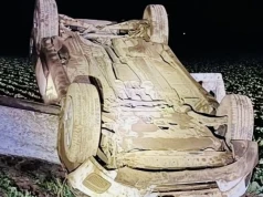 Volvo dachowało na polu. Za kierownicą nietrzeźwy nastolatek bez prawa jazdy