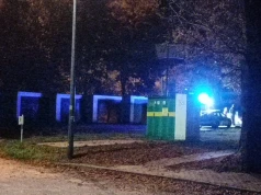 Przyjechał podziwiać zabytkowy pociąg. Nocujący na skwerze 50-latek został uderzony kamieniem w twarz