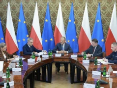 Premier odebrał raport od służb. Ponad 80 tys. skontrolowanych szkół