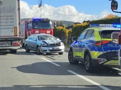 O krok od tragedii na Sądecczyźnie? Samochód wjechał na tory po kolizji