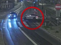 Uderzyła w przystanek i uciekła. Szybka akcja policji
