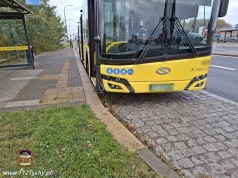 Audi zderzyło się z elektrycznym autobusem w Tychach. Dziecko trafiło pod opiekę ratowników