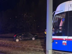 Zderzenie samochodu i tramwaju w Fordonie. Jedna osoba ranna