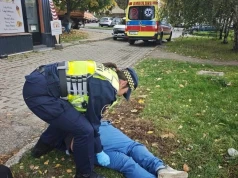 Leżał na ulicy z rozbitą głową. Strażniczki miejskie ruszyły z pomocą