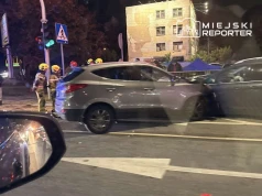 Hyundai zjechał pod prąd i uderzył w kolejne auta. Kierowca w szpitalu