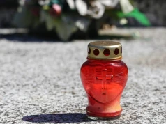 Mech i chwasty wokół grobu? Ten domowy sposób może pomóc