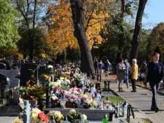 Uważaj, co wyrzucasz na cmentarzu. Za ten odpad grozi nawet 5000 zł