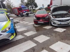 Puławy. Zderzenie Opla i Renaulta na skrzyżowaniu. 64-latka poważnie ranna