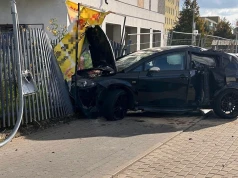 Niecierpliwy 21-latek wyprzedzał dwa auta naraz. Chwilę później Seat wylądował na ogrodzeniu