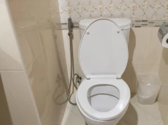 Nie spłukuj wody z podniesiona klapą. Zobacz, co dzieje się nad muszlą