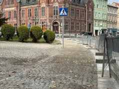 Zmiany na Placu Jana Pawła II w Ząbkowicach Śląskich. Remont chodnika i czyszczenie pomnika
