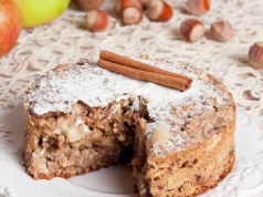 Pokrój jabłka w kostkę i wrzuć do masy. Proste ciasto do jesiennej kawy