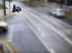 Potrącenie na ul. Żołnierskiej. Smart wjechał w pieszego i zablokował torowisko