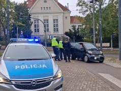 Potrącenie na pasach i zablokowane tramwaje. To wydarzyło się tuż obok siedziby straży miejskiej