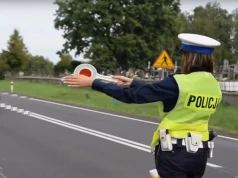Zobaczył radiowóz i przesiadł się na fotel pasażera. Miał 2,5 promila i sądowy zakaz