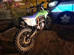 Pościg ulicami Ostrowa. Motocyklista uderzył w zaparkowane samochody