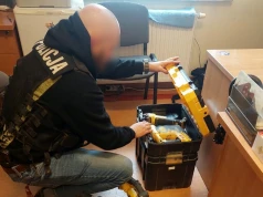 Policja zatrzymała dwóch mężczyzn. Jeden chował się pod kołdrą
