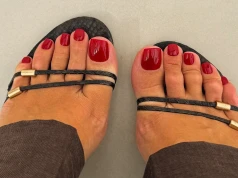 Rubinowe stopy. Czerwony pedicure, który sam w sobie wygląda drogo