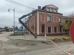 Ciężarówka zaczepiła o przewody w Nasielsku. Słup energetyczny został złamany, na miejscu kilka służb