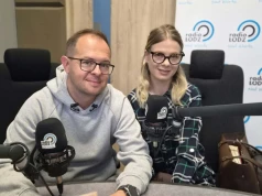 Klęczące dzieci pod ratuszem w Zduńskiej Woli. Co kryje się za ich milczeniem?